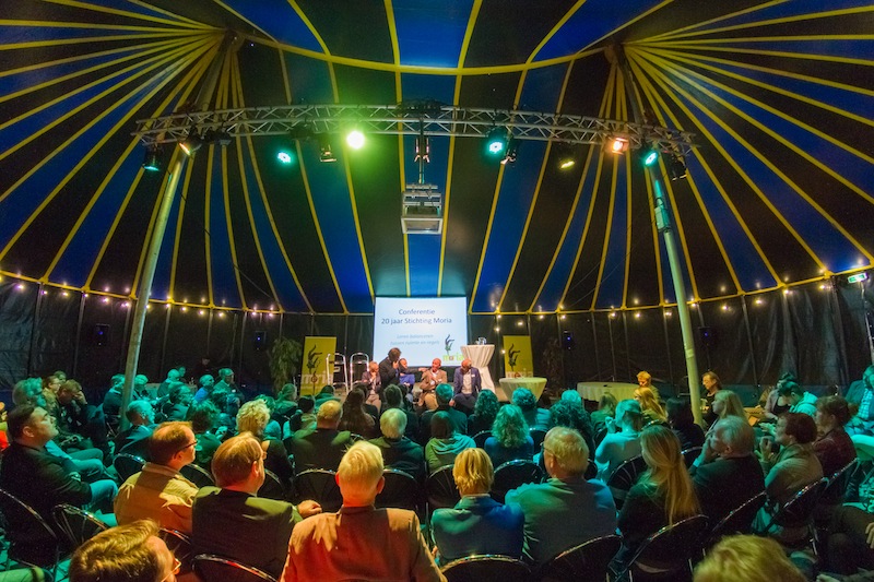 Sfeerbeeld van de levendige en drukbezochte conferentie van 13 november 2014, in de tuin en het huis van Moria.