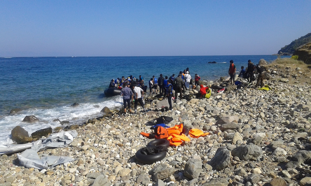 Vluchtelingen stappen uit op Samos, 15 oktober 2015.