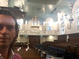 Radio Bloemendaal is gevestigd in een prachtig klassiek maar modern uitgerust kerkje.